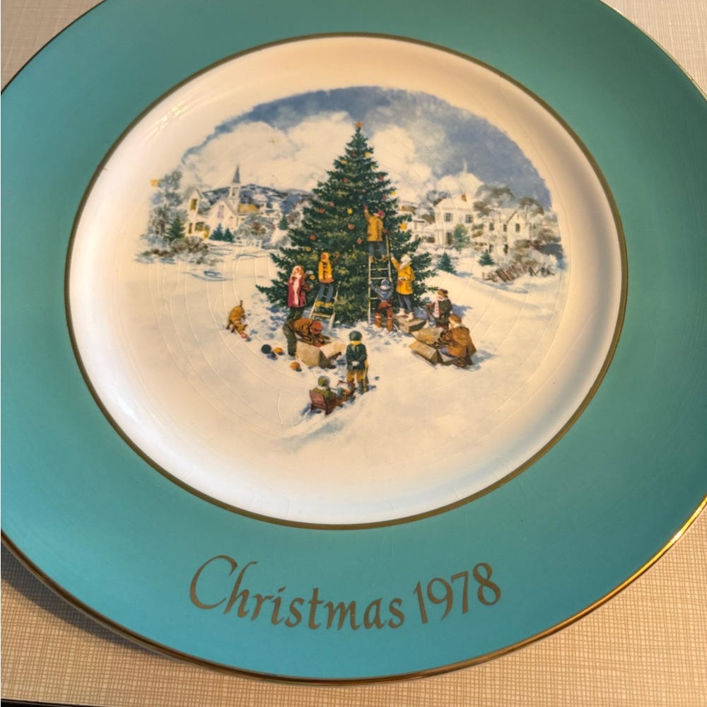 Avon Christmas 1978 Decorative Plate -six edition trimming the tree